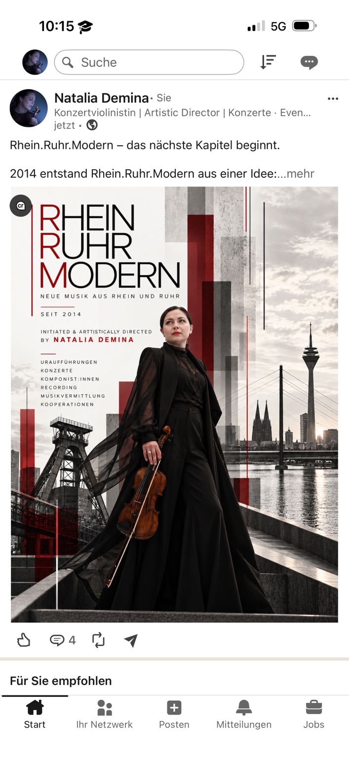 Rhein.Ruhr.Modern: Natalia Demina mit Violine vor der Skyline von Rhein und Ruhr, in Schwarz, Grau und Bordeauxrot